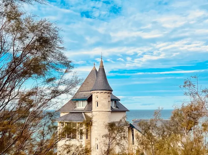 Toiture en ardoise d'une villa à tourelle à Biarritz, face à l'océan et exposée aux embruns – couverture Maison Lardeux