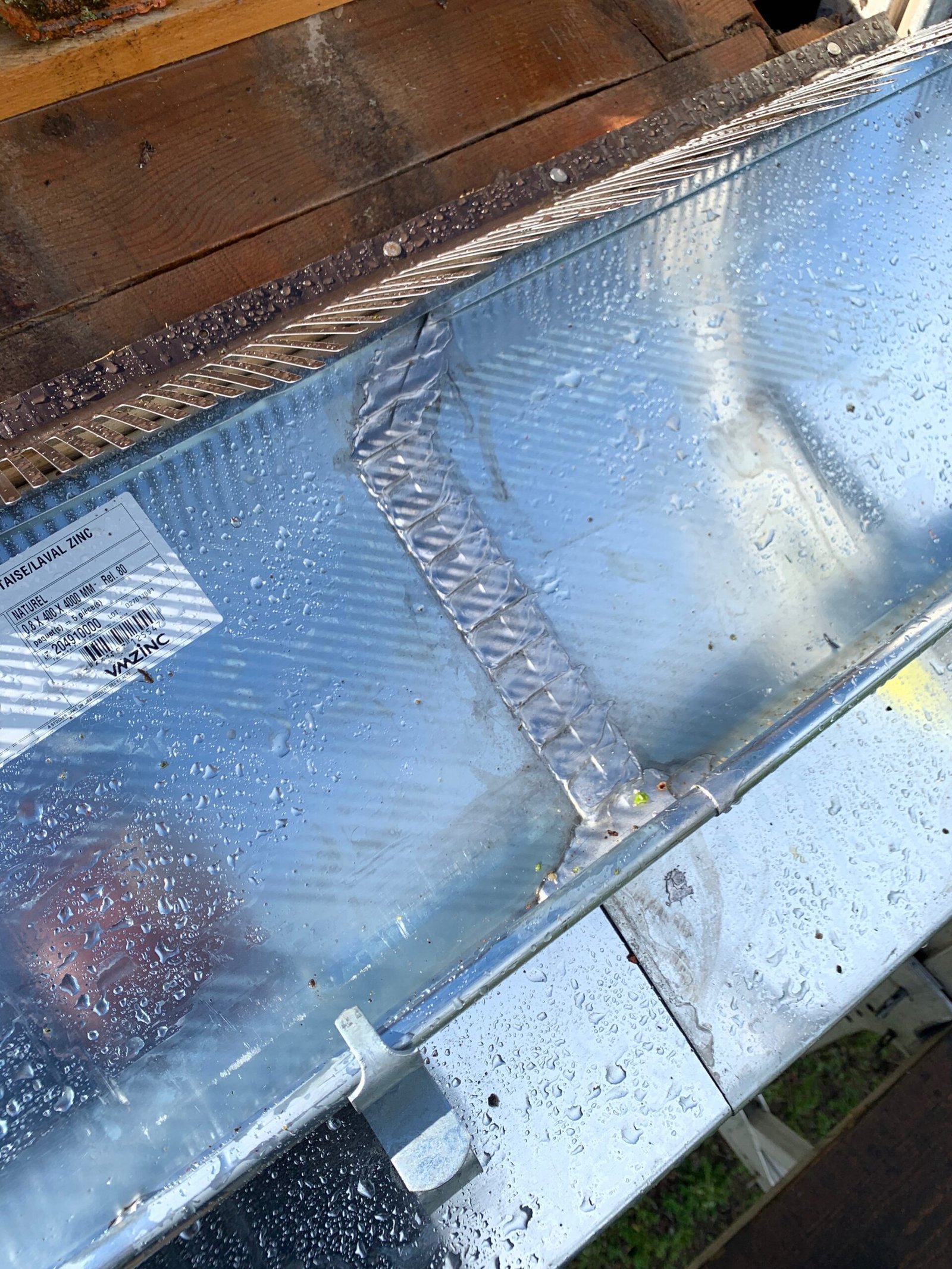 Gouttière en zinc soudée à l'étain, détail de soudure réalisée par Maison Lardeux Toiture
