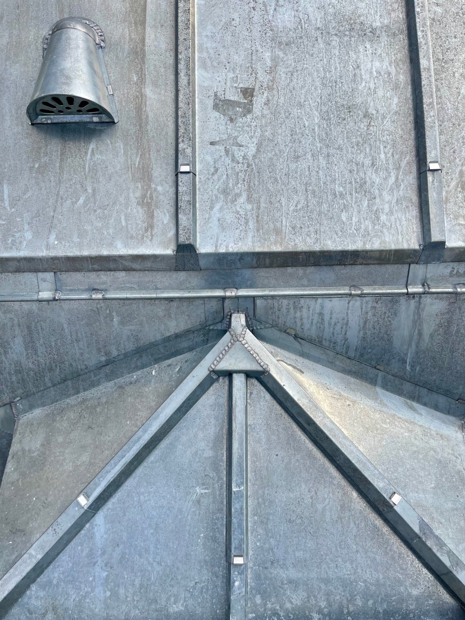 Toiture en zinc à joints debout avec arêtier et chatière de ventilation – zinguerie traditionnelle Maison Lardeux