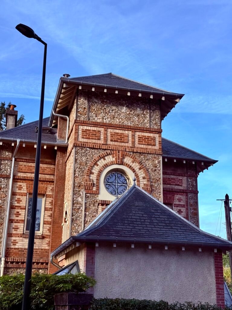 Villa en brique aux toitures d'ardoise avec tourelle – rénovation de couverture traditionnelle par Maison Lardeux