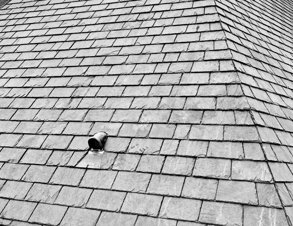 Couverture en ardoise naturelle avec sortie de ventilation en zinc – détail de pose Maison Lardeux