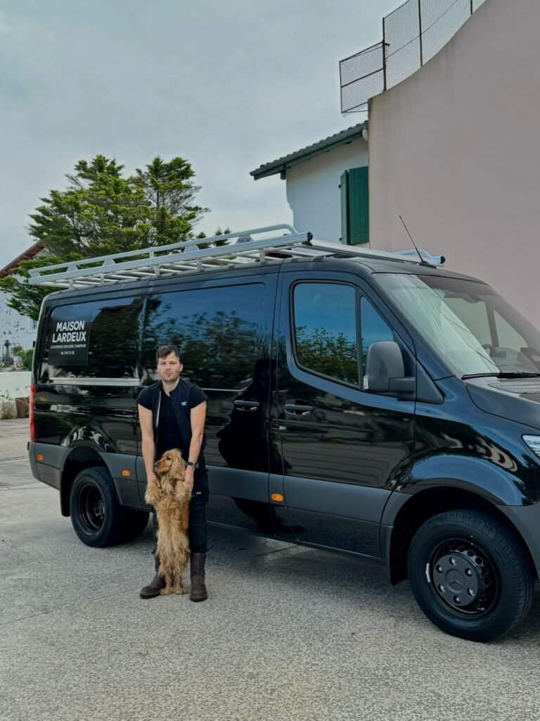 Camion equipe de Maison Lardeux Toiture et Jordan Lardeux prets a partir en intervention depuis Arbonne, echelles sur la galerie