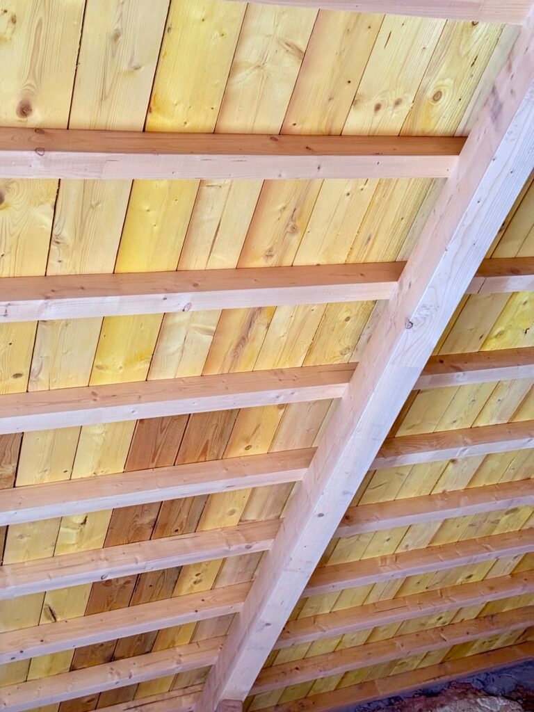 Chevrons, pannes et volige neufs, chantier de charpente à Biarritz