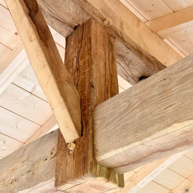 Charpente en bois travaillée par un couvreur-charpentier de Maison Lardeux