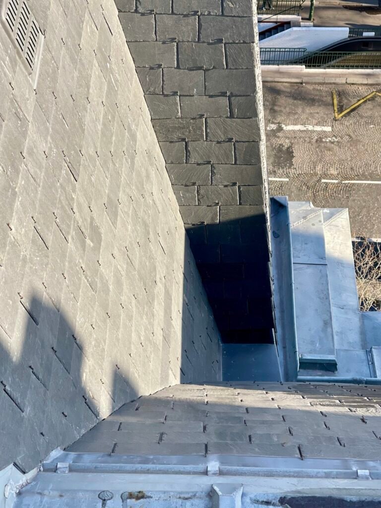 Brisis cintré en ardoise avec noue, chantier de couverture