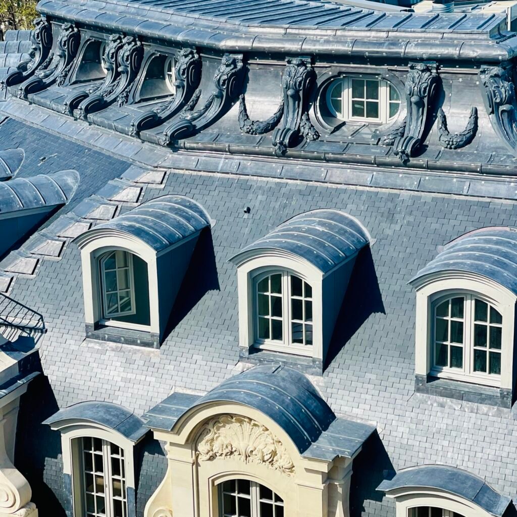 Couverture en ardoise avec lucarnes cintrées, œils-de-bœuf et toiture en plomb en feuille, Paris