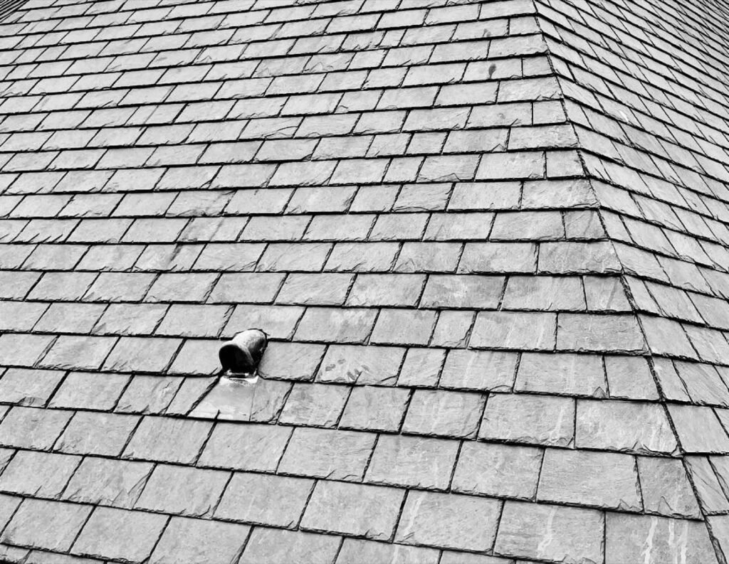 Couverture en ardoise avec sortie de ventilation, chantier à Paris