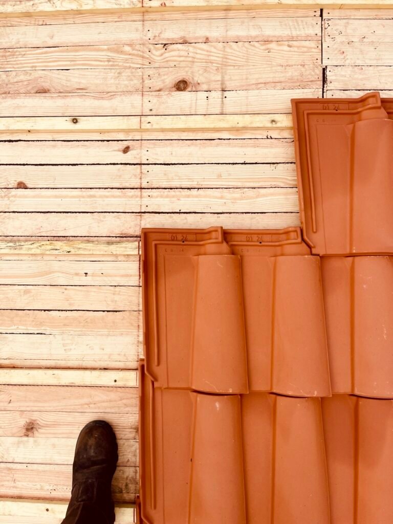 Tuiles canal posées sur lambris et liteaux en bois traité, chantier à Arbonne