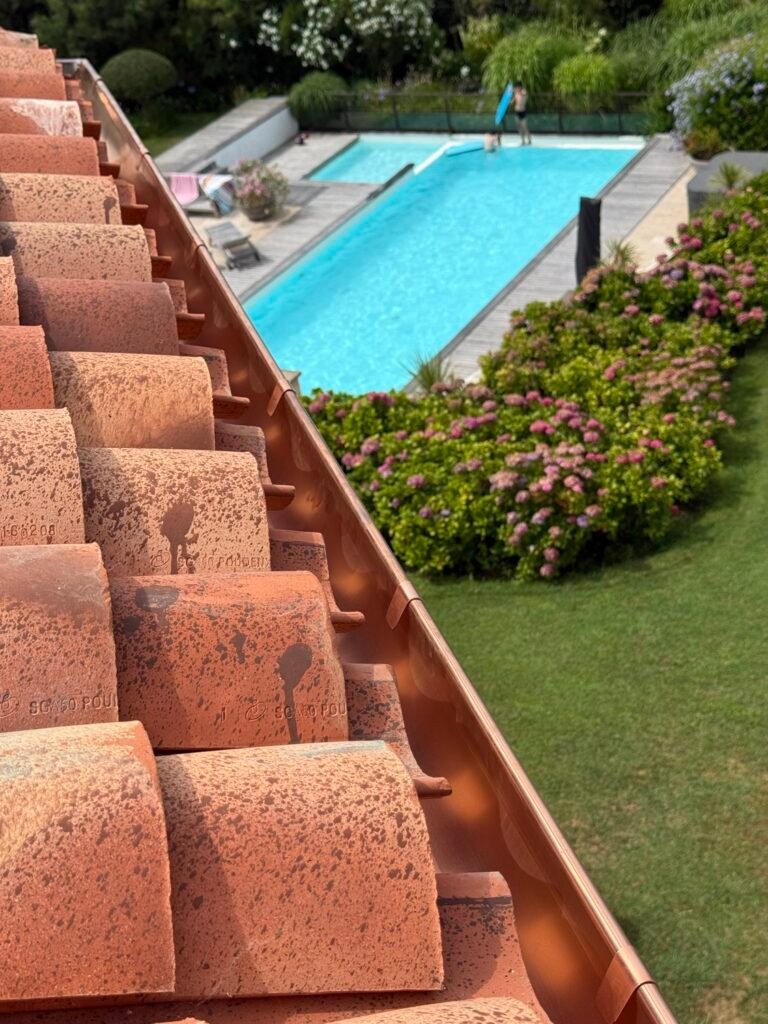 Toiture en tuiles et gouttières en cuivre sur une villa à Bidart