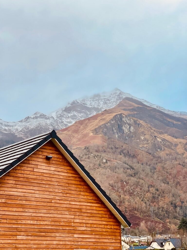 Toiture en tuiles plates et bardage bois à Laruns