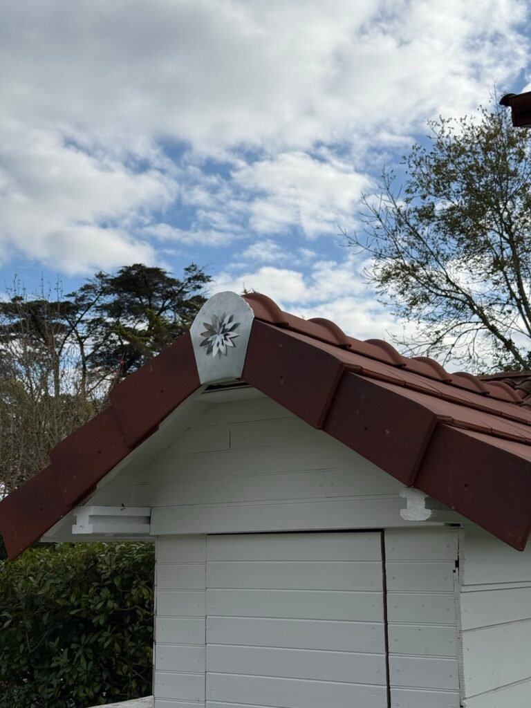 Cabane de jardin en tuiles plates avec fronton en zinc, Arbonne