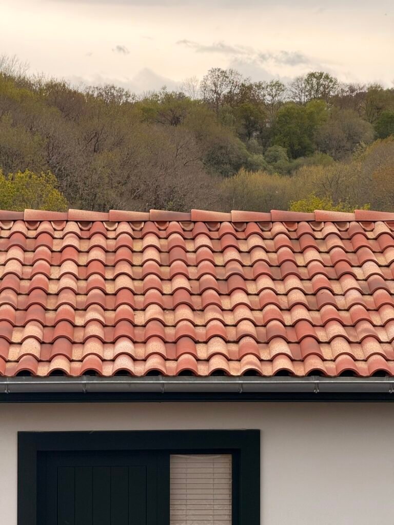 Toiture en tuiles romanes avec kasson de faîtage, chantier à Bassussarry