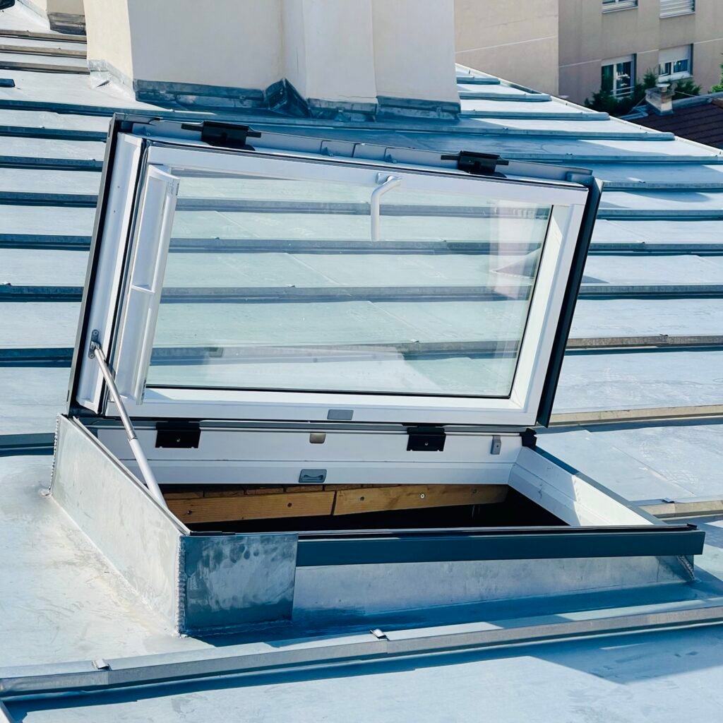Pose d'une fenêtre de toit sur une terrasse à tasseaux en zinc, Paris