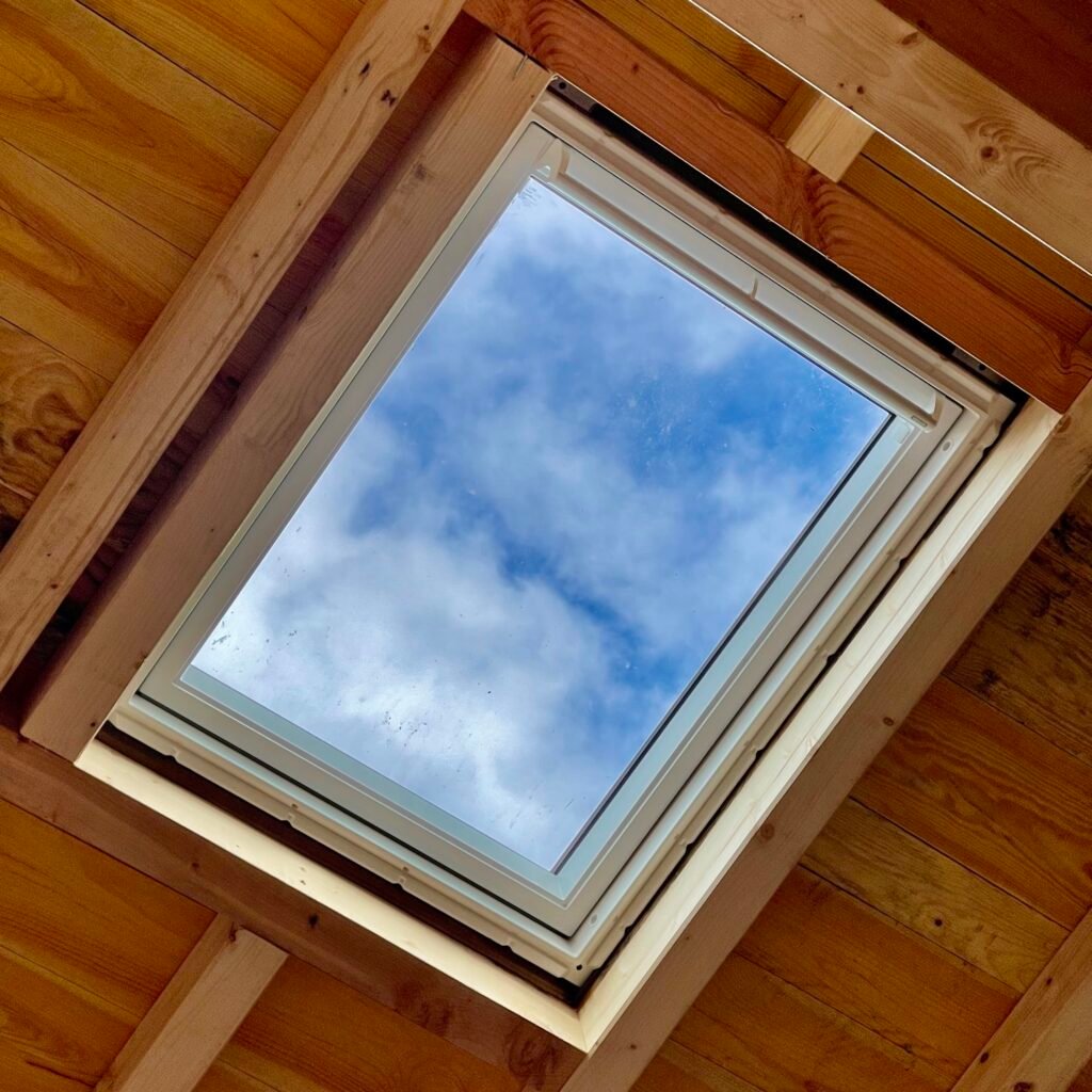 Fenêtre de toit vue de l'intérieur après réalisation du chevêtre, Capbreton