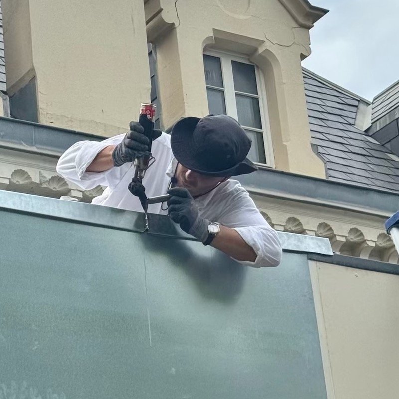 Jordan Lardeux, couvreur-zingueur-charpentier de Maison Lardeux Toiture, avenue de Verdun a Biarritz