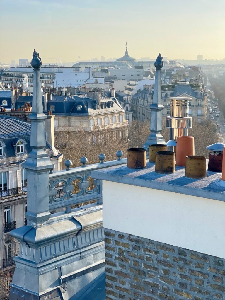 Épi de faîtage ornemental sur toit en ardoise, Paris