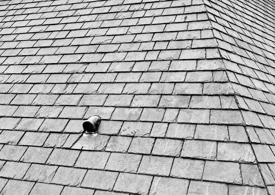 Couverture en ardoise naturelle posee au crochet avec sortie de ventilation en zinc, chantier Maison Lardeux Toiture