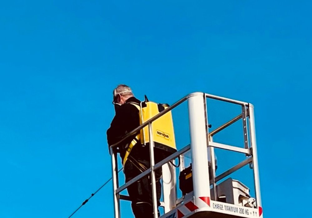 Application d un traitement anti-mousse par pulverisation basse pression depuis une nacelle, methode douce Maison Lardeux Toiture