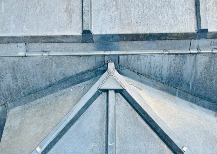 Terrasse a tasseaux en zinc avec noue et sortie de ventilation, travail de zinguerie Maison Lardeux Toiture