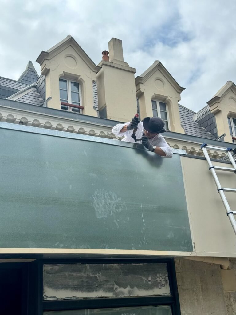 Zinguerie réalisée sur la devanture d'une boutique avenue de Verdun à Biarritz