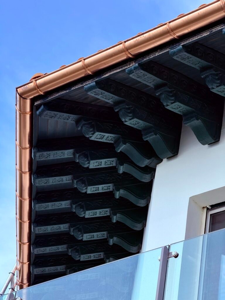 Gouttière en cuivre neuve posée sur un débord de toit à aisseliers, villa à Bidart