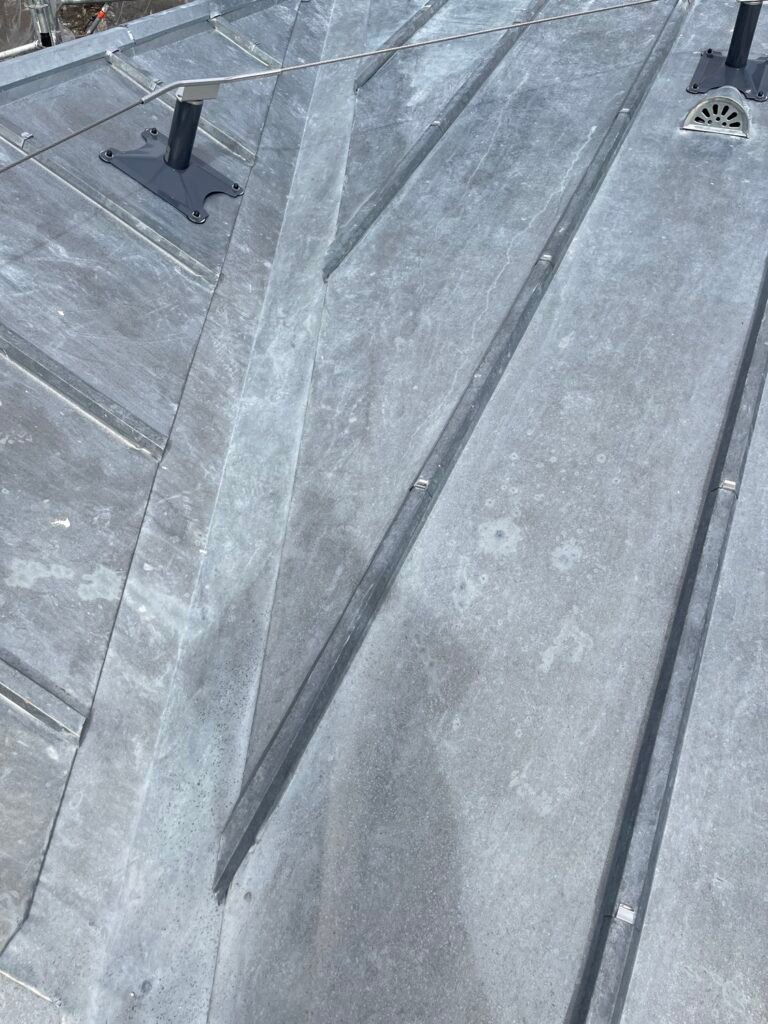 Noue, faîtage et ligne de sécurité sur terrasse à tasseaux en zinc, Paris
